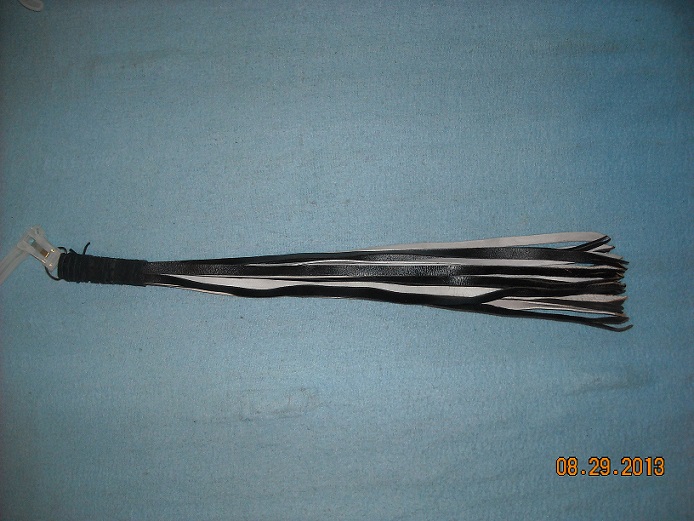 4 1/2 ft flogger with snake fang tips.